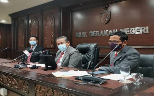 Aminuddin (tengah) pada sidang akhbar di Wisma Negeri pada Rabu.