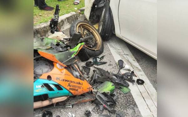 Keadaan motosikal mangsa selepas berlanggar dengan Toyota Vios pada Rabu.