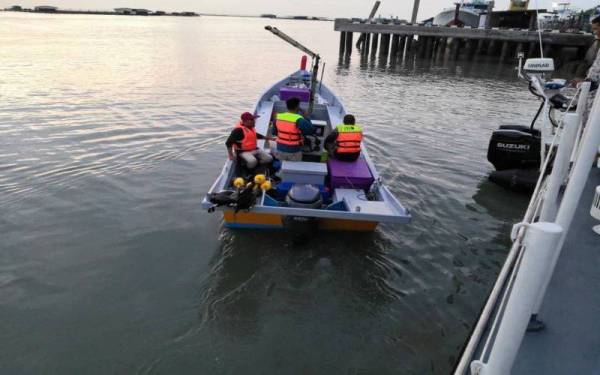 Nelayan hanyut bersama bot yang rosak berjaya diselamatkan Maritim Pulau Pinang pada awal pagi Rabu.
