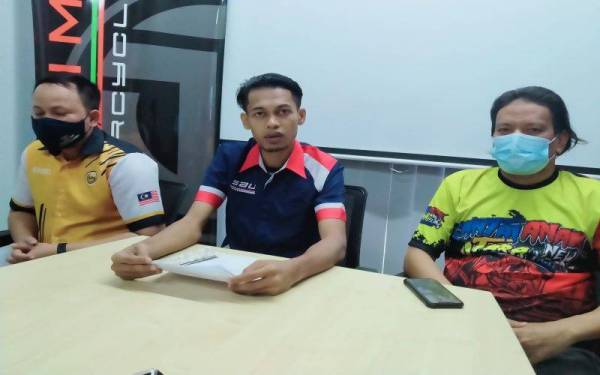 Mohd Safiuddin (tengah) ketika sidang akhbar penangguhan SAU 2022 di Sungai Petani pada Rabu.