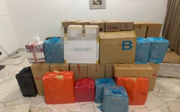 PGA Bakri menahan dua lelaki dan merampas 379,900 batang rokok di sebuah premis di Kawasan Perindustrian Oakland, Muar, pada Isnin lalu. - Foto ihsan PGA