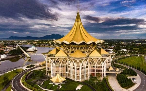 DUN Sarawak pada Rabu meluluskan RUU Lembaga Industri Getah Sarawak 2022. - Foto Bernama