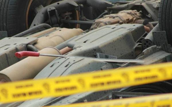 Sebilah parang ditemui dalam kenderaan suspek yang terbalik.