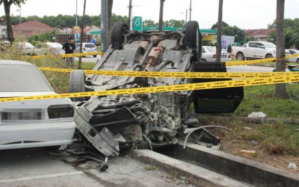 Kereta Honda CRV dinaiki suspek yang terbalik.