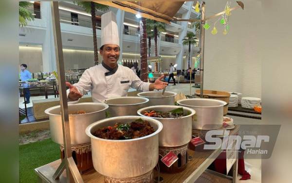 Cef Al-Fithri dengan hidangan tempatan nasi lemak dengan lauk yang pelbagai.
