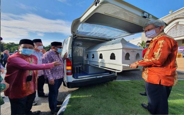 Ahmad Zakiyuddin (kanan) melihat van jenazah yang disumbangkan ZPP.