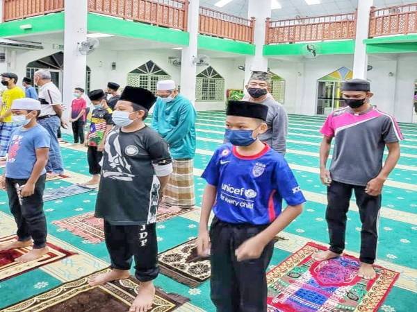 Sebahagian kanak-kanak hadir solat berjemaah di Masjid Assa'adah Pengkalan Batu.