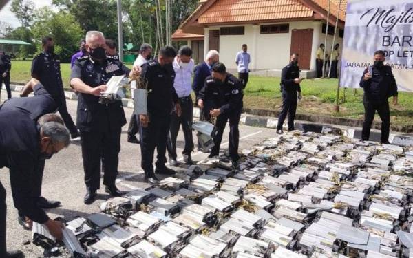 Abd Jalil menunjukkan barang kes Ops Letrik (Bitcoin) yang dilupuskan pada majlis pelupusan di sini pada Khamis.