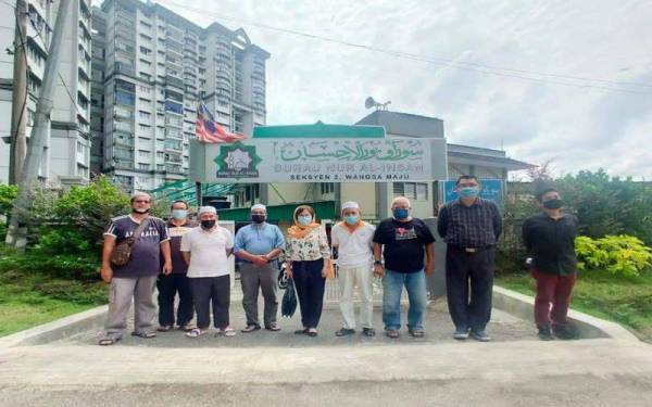 Yee Kew (lima dari kiri) ketika turun padang meninjau keadaan Surau Nur Al Ihsan pada Rabu.