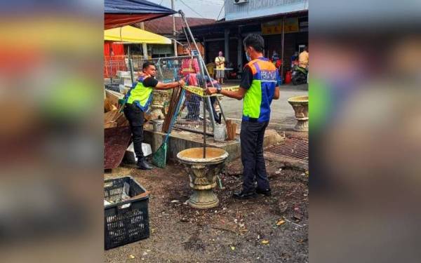 Pemasangan sepanduk dan pita amaran di lokasi terbabit selepas sisa longgokan dibersihkan. - Foto SWCorp Pahang