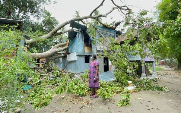 Guneswary menunjukkan rumahnya yang rosak teruk dalam kejadian awal pagi Khamis.