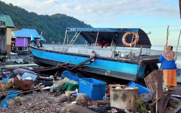 Nelayan mengalami kerugian besar dalam kejadian ribut pada awal pagi Khamis.