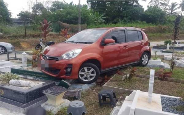 Gambar Perodua Myvi memasuki tanah perkuburan Islam tular di media sosial. - Foto media sosial