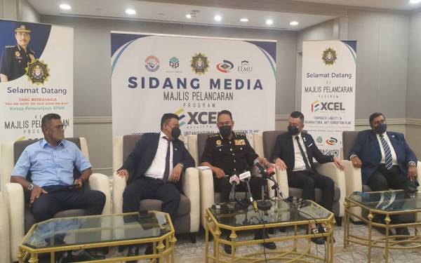 Ahmad Kusairi (tengah) ketika bercakap dalam sidang media pada Khamis.