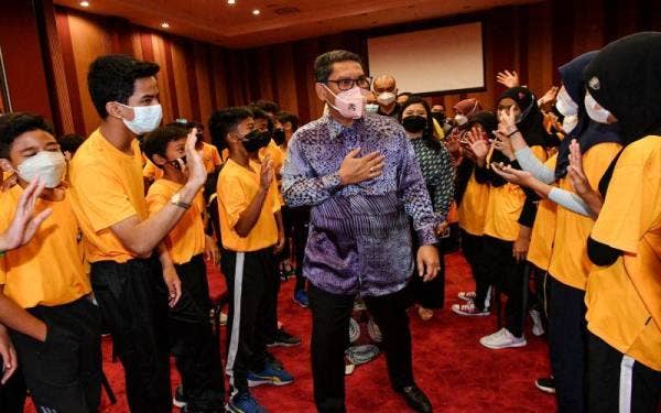 Ahmad Faizal beramah mesra bersama murid-murid pada Majlis Perasmian Penutup Program Mengenalpasti Bakat (TID) Murid anjuran Sekolah Sukan Negeri Perak di Universiti Pendidikan Sultan Idris (UPSI) pada Khamis. -Foto:Bernama