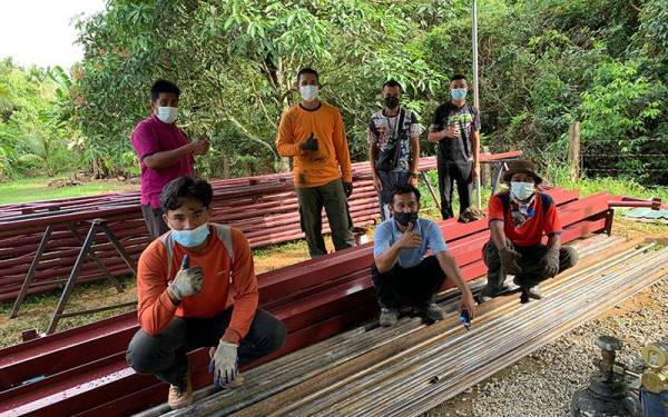 Barisan pekerja yang sentiasa membantu Rozairi di bengkelnya di Kampung Air Belaga di sini.