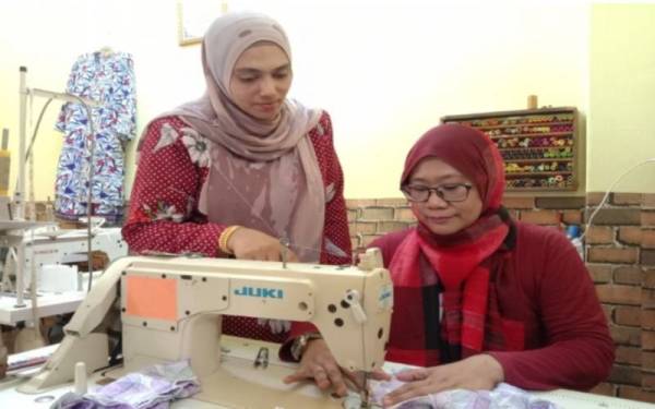 Intan Diana (kiri) mahu semua tukang jahit tidak berputus asa.