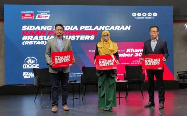 Nurhayati (tengah) ketika pelancaran ujian psikometrik RBTag di Kompleks Karangkraf pada 11 November lalu.