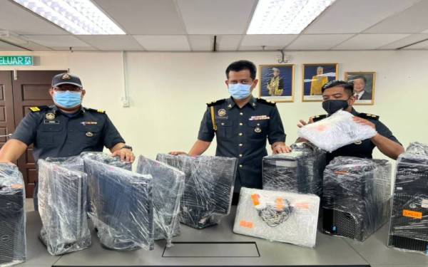 KPDNHEP merampas lima komputer meja dan tiga komputer riba di tiga buah syarikat yang dipercayai menggunakan perisian komputer cetak rompak di Pulau Pinang.