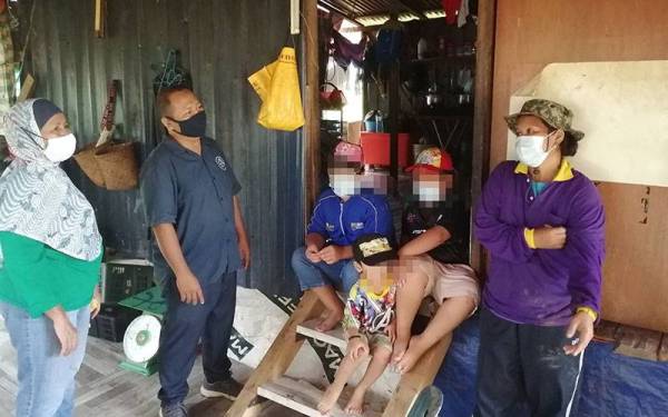 Bahie (kanan) dan tiga daripada cucunya menerima kunjungan Rashdan (dua dari kiri) di pondok didiami di Lembah Jaya, Ampang pada Khamis.