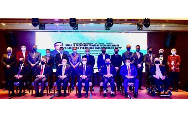 Barisan kepimpinan kerajaan Pahang diketuai Wan Rosdy (empat dari kiri) bersama wakil syarikat-syarikat pelaburan luar negara.