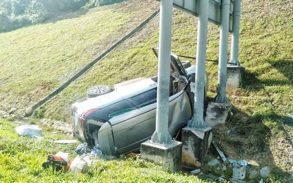 Kenderaan yang dinaiki mangsa terbabas di di Kilometer 194.4 Lebuh Raya Utara Selatan (PLUS) arah utara, di sini, pada Jumaat.