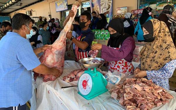 Orang ramai tidak melepaskan peluang membeli daging lembu Charoley dengan harga subsidi di jualan Keluarga Malaysia di SK Frozen Sdn Bhd pada Jumaat.