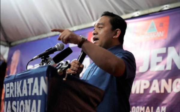 Wan Saiful ketika berucap dalam program Jelajah Penerangan Isu Semasa di DUN Machap, Simpang Renggam pada malam Khamis.