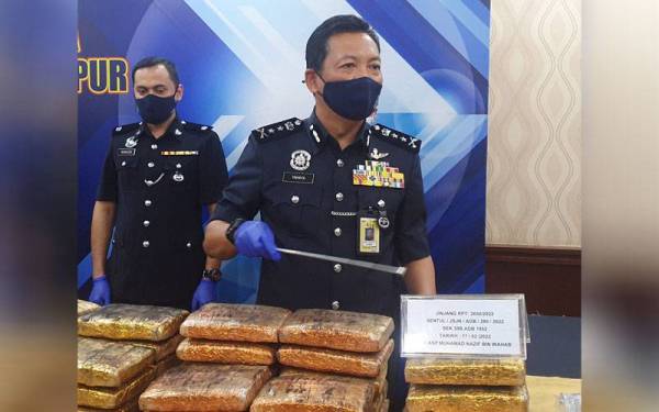 Yahaya Othman menunjukkan dadah yang berjaya dirampas dalam Ops Arlene di Kuala Lumpur.