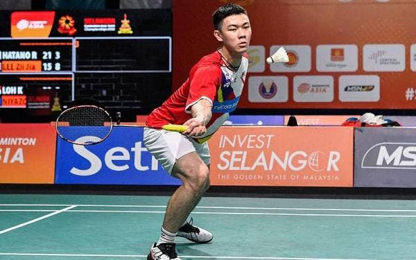 Pemain perseorangan Lelaki, Lee Zii Jia ketika beraksi menentang pasukan Jepun, Hatano Riku pada Kejohanan Badminton Berpasukan Asia (BATC) 2022 di Pusat Konvensyen Setia City (SCCC) hari ini. - Foto Bernama