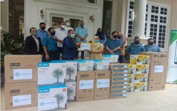 Aminuddin (tiga dari kiri) menyerahkan bantuan berkenaan kepada wakil setiap daerah terlibat.