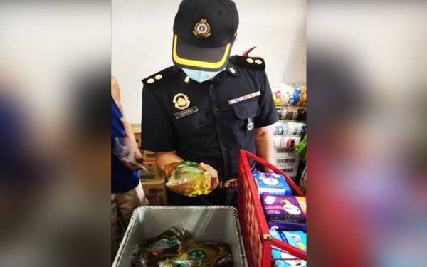 Anggota KPDNHEP Cawangan Kulim melakukan pemeriksaan di sebuah kedai runcit di Taman Kenari, Kulim selepas menerima aduan awam tentang pembelian minyak masak peket bersyarat.