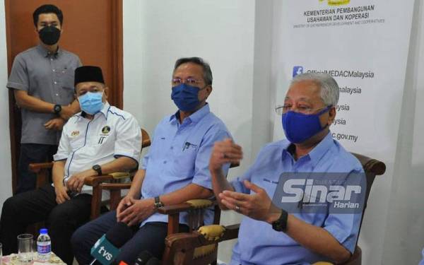 Ismail (kanan) pada sidang akhbar selepas Karnival Usahawan dan Koperasi Keluarga Malaysia di Taman Nusantara pada Jumaat.