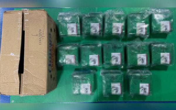 Kotak mengandungi 13 bungkusan teh Cina berwarna hijau disyaki dadah jenis syabu.