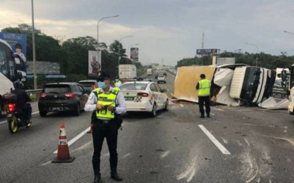 Keadaan lori muatan minyak masak terpakai terlibat kemalangan di Lebuhraya PLUS petang Jumaat. - Foto PDRM