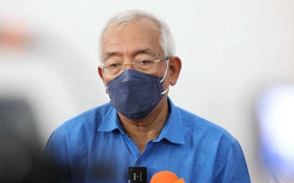 Mahdzir pada sidang akhbar selepas menyempurnakan Majlis Pekebun Kecil Makmur Risda Negeri Johor di Labis di sini pada Jumaat.