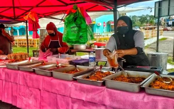 Junaidah (kanan) berniat mahu membantu orang ramai mendapatkan makanan pada harga murah sambil bersedekah.