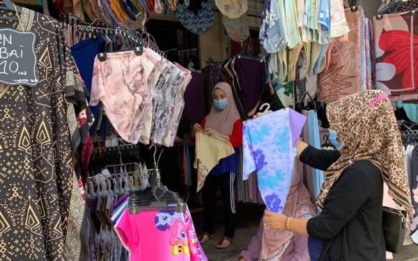 Rata-rata pengunjung di kawasan pekan Rantau Panjang adalah pelancong domestik.