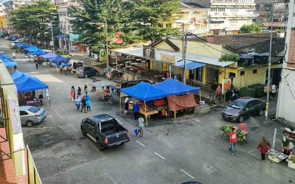 Peniaga dan pengunjung pasar malam Mentakab yang semakin berkurangan antara faktor bandar itu semakin sepi.