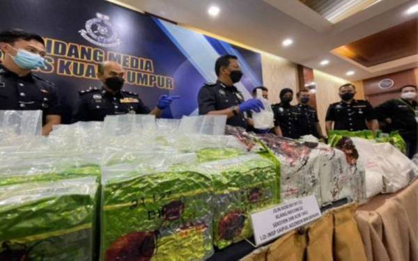 Timbalan Ketua Polis Kuala Lumpur, Datuk Yahaya Othman (tiga,kiri) menunjukkan antara dadah yang dirampas sidang media di IPK Kuala Lumpur pada Isnin.