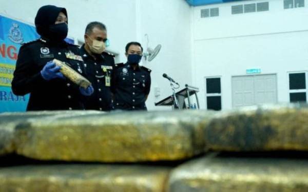 
Ketua Polis Perlis, Datuk Surina Saad (kiri) menunjukkan sebahagian dadah jenis ganja yang dirampas dalam sidang akhbar di Ibu Pejabat Polis Kontinjen Perlis pada Khamis.