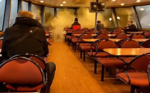 Air sungai yang bergelora memasuki dan memecahkan tingkap sebuah feri akibat angin kencang di perairan Jerman baru-baru ini. - Foto Twitter