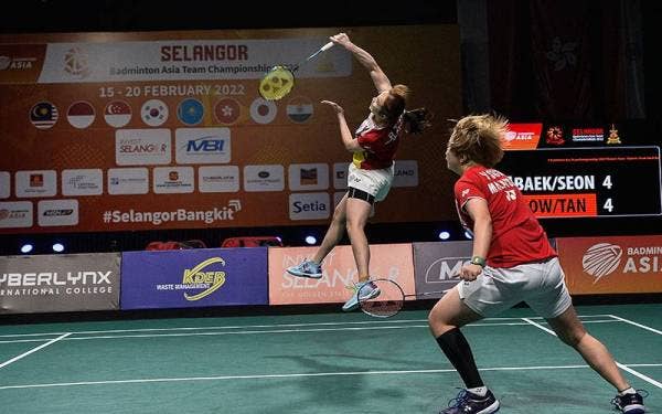 Pemain beregu wanita Pearly Tan (kiri) dan Valeree Siow (kanan) beraksi ketika menentang beregu dari Korea Selatan, Baek Ha Na dan Seong Seung Yeon pada Kejohanan Badminton Berpasukan Asia (BATC) 2022 di Pusat Konvensyen Setia City hari ini.
