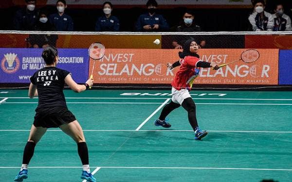 Pemain perseorangan wanita negara, Siti Nurshuhani Azman beraksi menentang Lee Se Yeon dari Korea Selatan pada Kejohanan Badminton Berpasukan Asia (BATC) 2022 di Pusat Konvensyen Setia City (SCCC) hari ini.