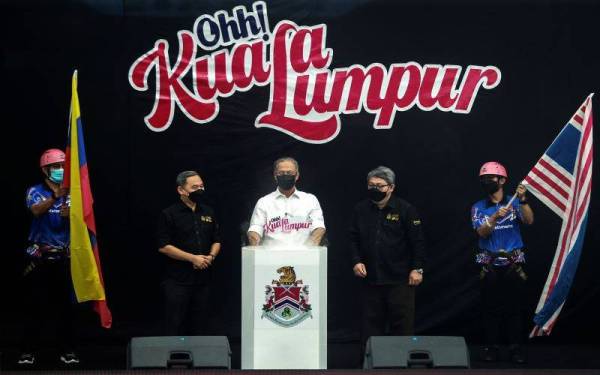 Mahadi (tengah) melancarkan Karnival 'Oh Kuala Lumpur' di Panggung Anniversary, Taman Botani pada Sabtu. - Foto Bernama