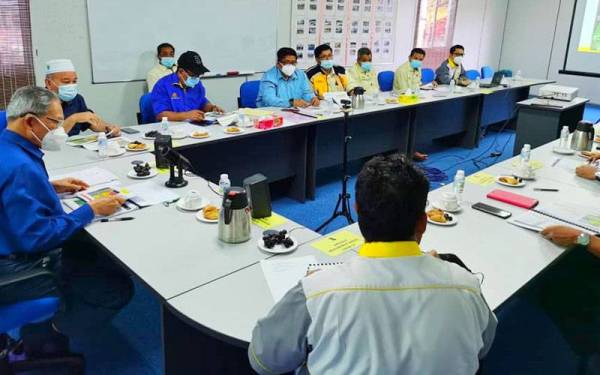 Mustapa (kiri) semasa mengadakan lawatan di tapak projek Lebuhraya Kota Bharu-Kuala Krai di Kok Lanas pada Sabtu.