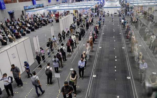 Orang ramai yang sedang mencari peluang pekerjaan mengambil peluang dengan menghadiri Karnival Kerjaya Jamin Kerja Keluarga Malaysia 2022 di Pusat Konvensyen Kuala Lumpur pada Sabtu. - Foto Bernama