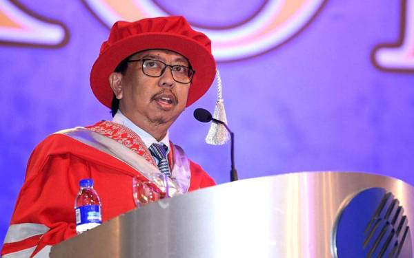 Budiman berucap pada Majlis Konvokesyen Khas OUM di Dewan Merdeka, Pusat Dagangan Dunia Kuala Lumpur (WTC) pada Sabtu. - Foto Bernama