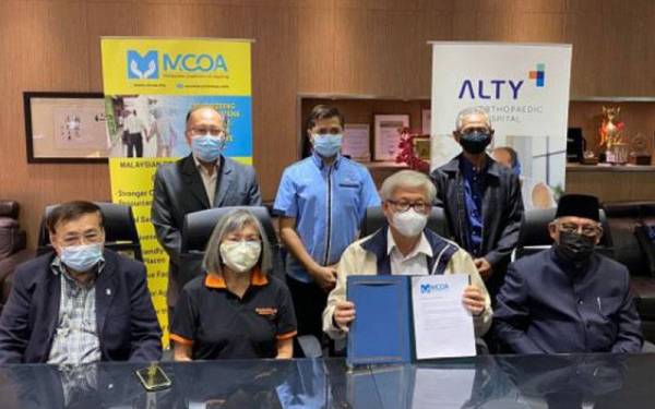 MCOA yang dilancarkan pada Sabtu mencadangkan penubuhan sebuah kementerian yang ditugaskan khas untuk memenuhi keperluan warga emas dan memudahkan penyediaan perkhidmatan bersepadu kepada golongan itu. - Foto FB Nathalie Seroux