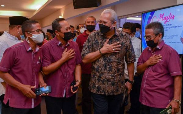 Annuar (dua, kanan) beramah mesra bersama tetamu yang hadir pada majlis Penyampaian Watikah Komuniti Keluarga Malaysia Peringkat Negeri Johor (Zon Tengah) pada Sabtu. - Foto Bernama